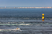 Fischerboot in Strömung, Gezeiten, Pointe du Raz, Leuchtturm, Insel Ile-de-Sein, Atlantikküste, Bretagne Frankreich