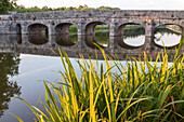 Steinbrücke am Schloss Chambord, Loire Region, Spiegelung, Wasserschloss, Renaissance, Jagdschloss, Unesco Weltkulturerbe, Frankreich