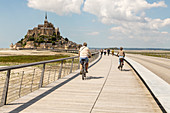 Neue Brücke zum Le Mont-Saint-Michel, Klosterfelsen, Granitfelsen, ehemalige Benediktinerabtei, Abtei, mittelalterliche Architektur, Weltkulturerbe UNESCO, Wattenmeer, Felseninsel, Stelzen-Brücke ersetzt Damm 2014 durch Steg für Fußgänger und Pendelbusse,