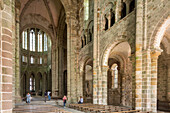 Abteikirche, Langschiff, Innenaufnahme Kirchenschiff, Touristen, Le Mont-Saint-Michel Weltkulturerbe UNESCO, Felseninsel, Normandie, Frankreich
