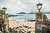 Alte Mauer an einem Strand, Sao Tome, Sao Tome und Príncipe, Afrika