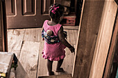 Kleines einheimisches Mädchen trägt ihren Teddybär auf ihrem Rücken, Sao Tome, Sao Tome und Príncipe, Afrika