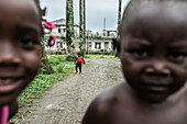 Eingeborene kleine Kinder vor einem einfachen Haus, Sao Tome, Sao Tome und Príncipe, Afrika