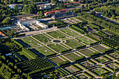 Luftaufnahme, Schloss Herrenhausen, Museum, Tagungszentrum, Orangerie, Galeriegebäude, achsial, geometrische Gartenanlage, Park, Barockgarten, Gärten, Grünanlage, Herrenhäuser Gärten, Grosser Garten, Hannover, Niedersachsen, Deutschland