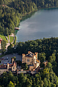 Schloss Hohenschwangau, neben Neuschwanstein, bei Füssen, König Ludwig ll von Bayern, Sommer- und Jagdresidenz, Schwanensee, Allgäu, Deutschland