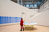 Besucher, Kunstmuseum, modern, zeitgenössische Kunst, Wolfsburg, Ausstellung, Installation Jeppe Hein, Niedersachsen, Deutschland