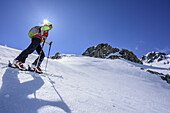 Frau auf Skitour steigt zu Roter Stein auf, Roter Stein, Fernpass, Lechtaler Alpen, Tirol, Österreich