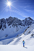 Frau auf Skitour steigt zu Hoher Seeblaskogel auf, Hinterer Brunnenkogel im Hintergrund, Hoher Seeblaskogel, Sellrain, Stubaier Alpen, Tirol, Österreich