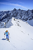 Frau auf Skitour steigt zu Hoher Seeblaskogel auf, Lüsenser Fernerkogel im Hintergrund, Hoher Seeblaskogel, Sellrain, Stubaier Alpen, Tirol, Österreich