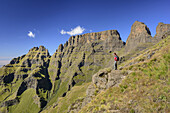 Frau beim Wandern vor Sterkhorn, Cathkin Peak und Monks Cowl, Grays Pass, Monks Cowl, Mdedelelo Wilderness Area, Drakensberge, uKhahlamba-Drakensberg Park, UNESCO Welterbe Maloti-Drakensberg-Park, KwaZulu-Natal, Südafrika