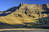 Person in der Ferne geht auf Giant's Castle zu, Giant's Castle, Drakensberge, uKhahlamba-Drakensberg Park, UNESCO Welterbe Maloti-Drakensberg-Park, KwaZulu-Natal, Südafrika