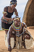 Traditionell gekleidete Zulu-Frau und Zulu-Mann, Phe Zulu, Durban, KwaZulu-Natal, Südafrika