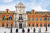 Touristen vor dem Palast von San Telmo im historischen Zentrum, Sevilla, Andalusien, Provinz Sevilla, Spanien