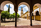 Der Glockenturm der Kathedrale Mezquita-Catedral de Córdoba, eingerahmt vom Bogengang, Cordoba, Andalusien, Spanien