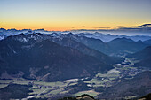 Leitzachtal mit Bayerischen Alpen und Wetterstein im Hintergrund, vom Wendelstein, Mangfallgebirge, Bayerische Alpen, Oberbayern, Bayern, Deutschland