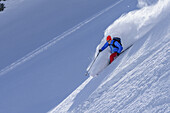 Mann auf Skitour fährt durch Pulverschnee vom Sonnenjoch ab, Sonnenjoch, Kitzbüheler Alpen, Tirol, Österreich