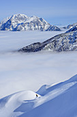 Frau auf Skitour fährt von Hochalm ab, Hoher Göll im Hintergrund, Hochalm, Hochkalter, Nationalpark Berchtesgaden, Berchtesgadener Alpen, Berchtesgaden, Oberbayern, Bayern, Deutschland
