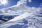 Frau auf Skitour steigt zum Steinnock auf, Steinnock, Nockberge, Biosphärenpark Nockberge, Kärnten, Österreich