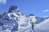 Frau auf Skitour steigt zum Kampl auf, Bischofsmütze im Hintergrund, Kampl, Gosaukamm, Dachstein, Salzburg, Österreich