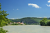 Donau fließt durch die Wachau, Dürnstein im Hintergrund, Dürnstein, Wachau, Donauradweg, UNESCO Weltkulturerbe Wachau, Niederösterreich, Österreich