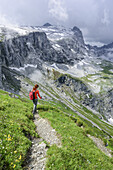 Frau beim Wandern, Sulzfluh in Wolken im Hintergrund, Bilkengrat, Rätikon-Höhenweg, Rätikon, Vorarlberg, Österreich