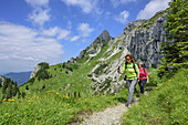 Zwei Frauen beim Wandern am Gabelschrofensattel, Gabelschrofensattel, Ammergauer Alpen, Ammergebirge, Ostallgäu, Allgäu, Schwaben, Bayern, Deutschland