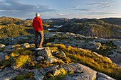 junger mann, Berglandschaft nahe dem Lysefjord, Preikestolen, Rogaland, Norwegen
