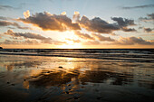 Sonnenaufgang am Myall Beach am Cape Tribulation, Queensland, Australien