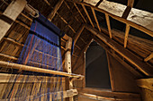 Webstuhl in einer rekonstruierten Behausung der Alamannen, Alamannen Museum, Ellwangen, Ostalbkreis, Schwäbische Alb, Baden-Württemberg, Deutschland