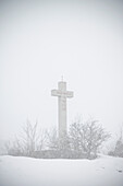 Kriegerdenkmal anlässlich des Ersten und Zweiten Weltkriegs im Schneesturm, Blaubeuren, Alb-Donau Kreis, Schwäbische Alb, Baden-Württemberg, Deutschland