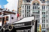 Blick über das historische Boot Tijgerhaai im Oudehaven auf die Fassade des alten Hochhauses Witte Huis, Rotterdam, Provinz Südholland, Niederlande