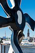 Blick auf den Hamburger Hafen mit Michel und Fernsehturm im Hintergrund und einer Skulptur von Fernand Léger im Vordergrund, Hamburg, Deutschland