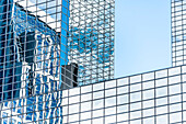 Die Glasfassade eines der vielen modernen Bürohochhäuser in der Innenstadt, Rotterdam, Provinz Südholland, Niederlande