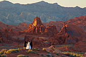 Hochzeitspaar wird fotografiert , Valley of Fire State Park , Nevada , USA