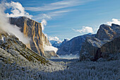 Blick vom Tunnel View auf Yosemite Valley , Half Dome , El Capitan , Bridalveil Fall , Wintereinbruch , Yosemite National Park , Sierra Nevada , Kalifornien , U.S.A. , Amerika