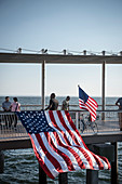 riesige amerikanische Flaggen am Ufersteg in Coney Island, Brooklyn, New York, USA, Vereinigte Staaten von Amerika