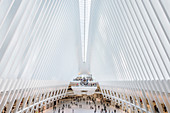 the Oculus, Blick von der Aussichtsplattform zu den Passanten, futuristischer Bahnhof des Star Architekten Santiago Calatrava bei der World Trade Center Gedenkstätte, Manhattan, New York, USA, Vereinigte Staaten von Amerika