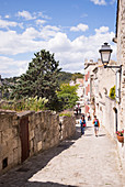 Passanten in den Gassen von Les-Baux-de-Provence,  schönsten Dörfer Frankreichs,  Naturpark Alpilles,  Provence-Alpes-Côte d'Azur,  Bouches-du-Rhône,  Frankreich