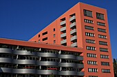 Roter Neubau an der Spree, Bezirk Mitte, Berlin, Deutschland