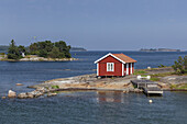 Einsames Sommerhaus am Meer auf der Insel Möja im Stockholmer Schärengarten, Stockholms skärgård, Uppland, Stockholms län, Südschweden, Schweden, Skandinavien, Nordeuropa, Europa