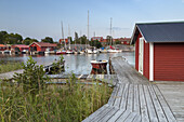 Hafen in Berg auf der Insel Möja im Stockholmer Schärengarten, Stockholms skärgård, Uppland, Stockholms län, Südschweden, Schweden, Skandinavien, Nordeuropa, Europa