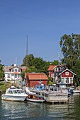 Hafen in Berg auf der Insel Möja im Stockholmer Schärengarten, Stockholms skärgård, Uppland, Stockholms län, Südschweden, Schweden, Skandinavien, Nordeuropa, Europa