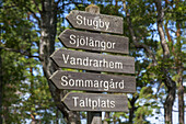 Wegweiser auf der Insel Finnhamn im Stockholmer Schärengarten, Stockholms skärgård, Uppland, Stockholms län, Südschweden, Schweden, Skandinavien, Nordeuropa, Europa