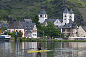 Kanuten auf der Mosel vor der Altstadt von Treis-Karden, Eifel, Rheinland-Pfalz, Deutschland, Europa