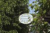 Schild Historische Weinstube Uf de Bach in Kaub am Rhein, Oberes Mittelrheintal,  Rheinland-Pfalz, Deutschland, Europa