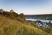 Die Marksburg oberhalb Braubach am Rhein am anderen Rheinufer die Ortschaft Spay, Oberes Mittelrheintal, Rheinland-Pfalz, Deutschland, Europa