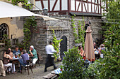 Die historische Weinwirtschaft in der Altstadt von Oberwesel am Rhein, Oberes Mittelrheintal, Rheinland-Pfalz, Deutschland, Europa