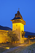 Die beleuchtete Stadtmauer von Oberwesel, Oberes Mittelrheintal, Rheinland-Pfalz, Deutschland, Europa