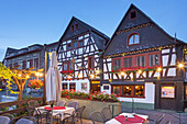 Terasse der Weinstube Grüner Baum dahinter Historisches Weinhaus Kurpfälzische Münze in Altstadt von Bacharach, Oberes Mittelrheintal, Rheinland-Pfalz, Deutschland, Europa