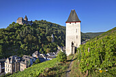 Blick auf die befestigte Altstadt von Bacharach und Burg Stahleck am Rhein, Oberes Mittelrheintal, Rheinland-Pfalz, Deutschland, Europa